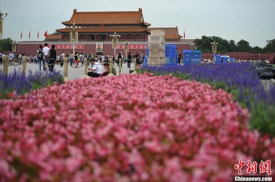 9��20�գ������찲�Ź㳡������ף�л����񹲺͹�����64���ꡰף����������ͻ��������ͻ�̳���ڽ���ƴװ��Ŀǰ���̹��룬���˿�ʼ�Ի�̳��ڽ��з�ˢ����װ�廨������������ ��˶ ��