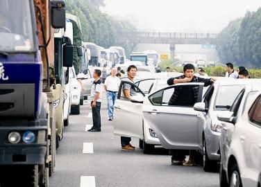国庆长假首日多条高速公路出现拥堵
