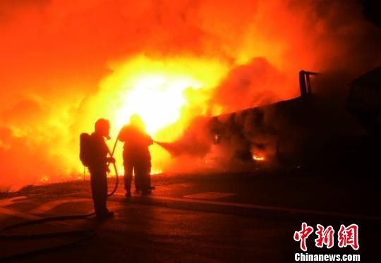 京昆高速绵阳境内载33吨危化品挂车起火燃烧
