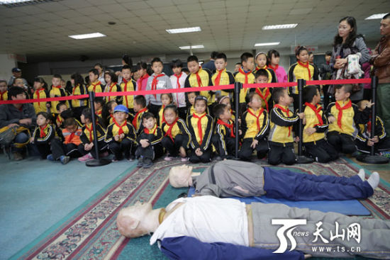 新疆实验小学学生赴地震局感受模拟6级地震