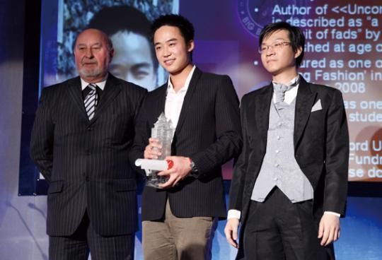 2009年5月9日，伦敦，英国十大杰出华人青年获奖人薄瓜瓜（中）与颁奖人是英国上议院议员托马斯·彭德瑞（左）和英国华人青年联会主席李俊辰（右）