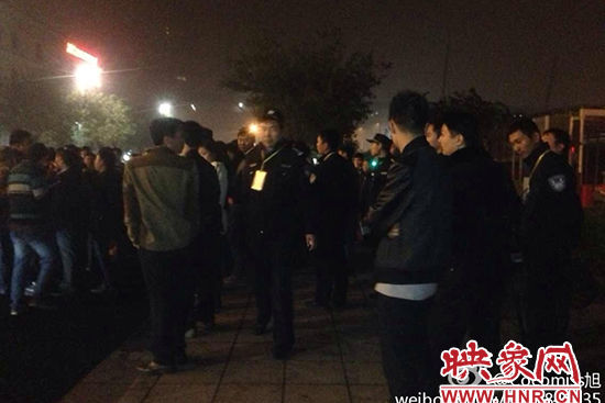 11月1日深夜,郑州郑东新区夜总会“皇家一号”被查处。网友供图 11月1日深夜,郑州郑东新区夜总会“皇家一号”被查处。网友供图