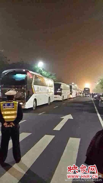 11月1日深夜,郑州郑东新区夜总会“皇家一号”被查处。网友供图 11月1日深夜,郑州郑东新区夜总会“皇家一号”被查处。网友供图