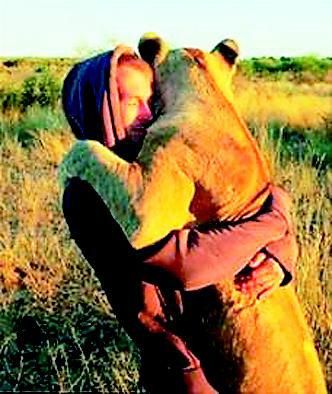 人狮亲密拥抱