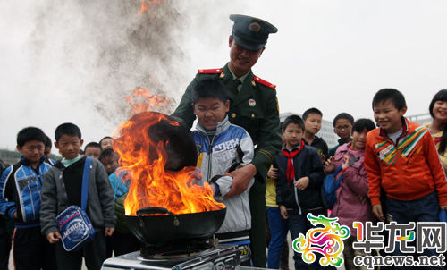 火灾·学会逃生 600名青少年体验火影雄兵