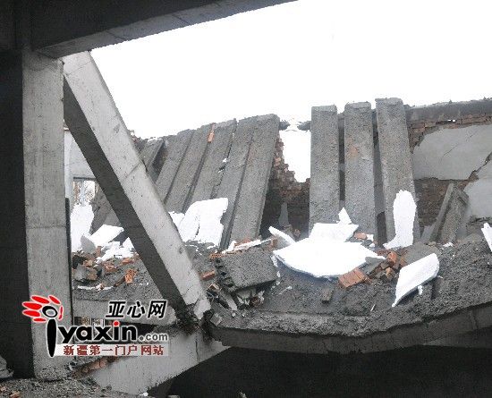 新疆昌吉两层在建楼坍塌8名工人受伤 工地目前