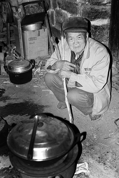 可怜男孩家境贫寒让人心酸