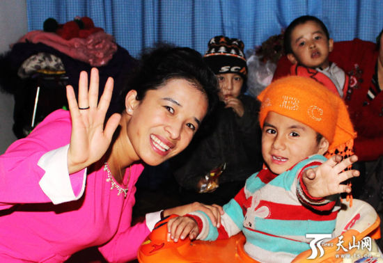 新疆喀什:一个女大学生村官和她的脑瘫孩子们