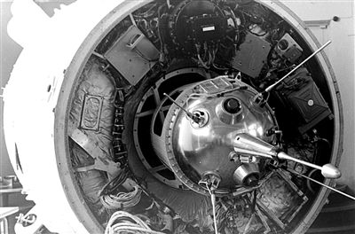 1959年，苏联“月球2号”探测器在月球硬着陆坠毁。