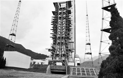 11月30日，四川省凉山彝族自治州，西昌卫星发射中心，发射台环抱嫦娥三号和长三乙火箭，目前已进入待命加注发射阶段。图/CFP