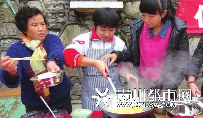 智障孩子比掌勺