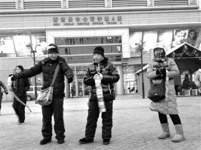 北京倒购物卡黄牛被迫出街 称往年大客户流失