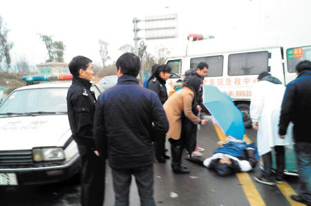 路人寒雨中为车祸伤者撑伞