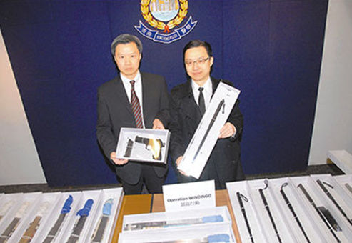有组织罪案及三合会调查科展示反黑行动中检获的大批武器。来源：香港《文汇报》