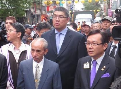蓝军则属连胜文人气最旺,虽尚未宣布参选,但连战老班底几乎已经到位,"
