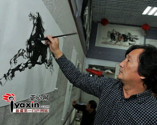 新疆画家王高建十年画马 笔下多神骏 纸上意奔腾