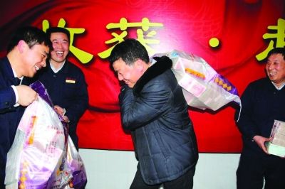 股东分红麻袋扛钱