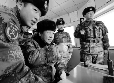 ▲1月26日，习近平登上内蒙古边防某团三角山哨所，看望正在执勤的战士。