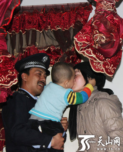 新疆麦盖提县:维吾尔族<em>哥哥</em>大爱抚养<em>两个</em>汉族