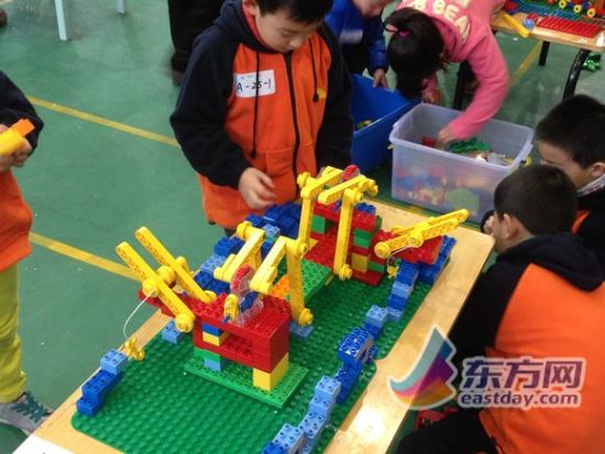 百位“小淘气”比拼搭积木 专家:好玩具是孩子的教科书