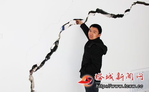 新疆塔城市商铺使用半年裂缝满墙爬_新浪新闻