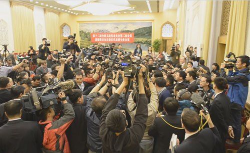 　　张春贤几次要走出会议室，都被记者堵回去。新京报记者 陈杰 摄