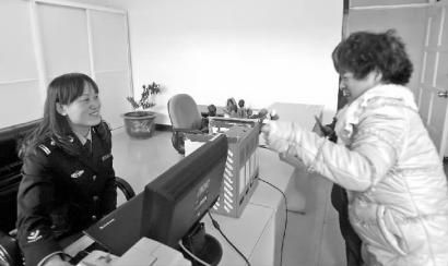 一位保洁员大姐跑回休息室 拿出仅带的30多元