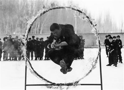 喀什特警举行首个警营开放日活动