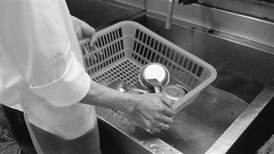 广药食堂员工在清洗提供小份菜的餐具。本报记者　贺林平摄