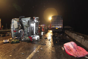 高速重庆黔江境内进城方向阿蓬江至濯水路段发生一起重大道路交通事故