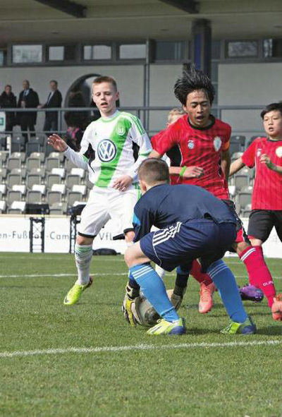 29日，志丹少年足球队在德国和沃尔夫斯堡U12少年队比赛中丁常保摄