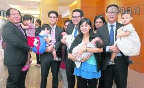 大马华裔议员携子女到国会 促政府设立更多托儿所