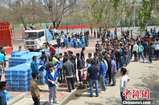 4��12�գ������ݸ�У�ڣ�ѧ��������ȡƿװˮ��ͼΪ����ʦ����ѧѧ����ˮ�ֳ���ÿ��ÿ�����4ƿ�� ������ ��