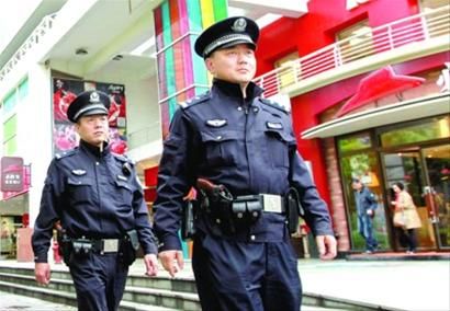 上海上千民警配枪巡逻 15种情况下可开枪射击