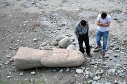 24日，都江堰河道内发现一尊长2.1米的石像。 　　专家表示，石像着汉代服饰，应该是汉代雕刻制成。