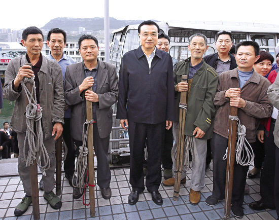 李克强在重庆与“棒棒军”合影