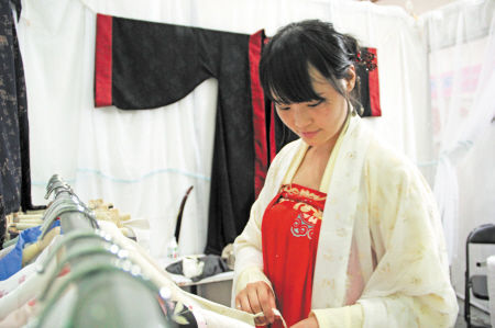 90后女孩汉服达人秀 自学成才创业引追捧