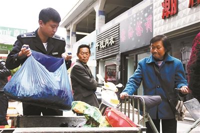卖菜老太收假币 城管拿真钱换