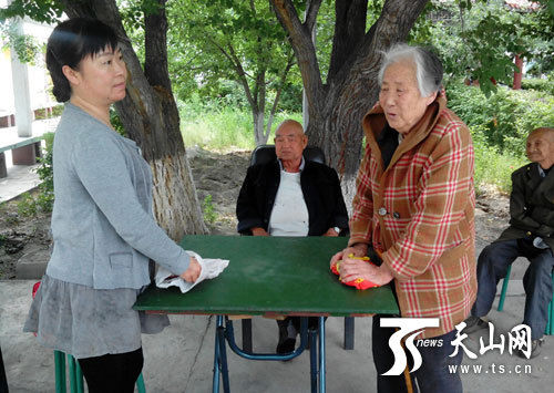 乌苏市:上门为孤寡老人进行基础养老金身份验证