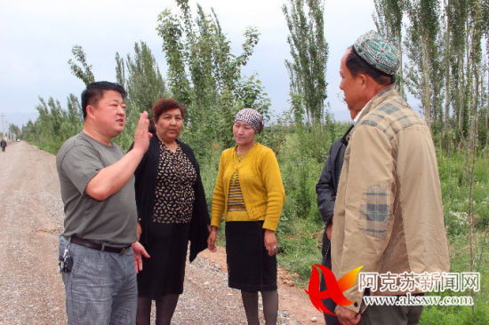 新疆库车县住村干部为村民修建"民心路"