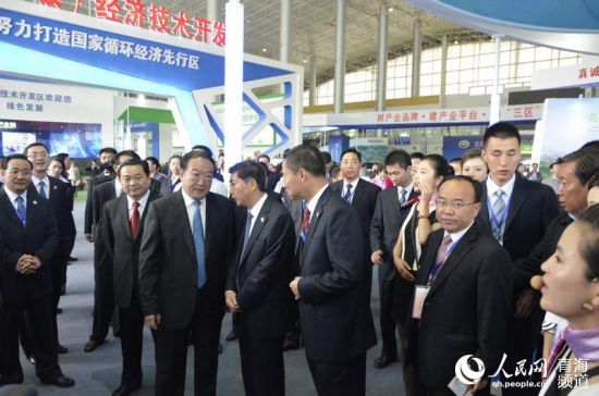 全国政协副主席苏荣在启动仪式后参观了展馆。