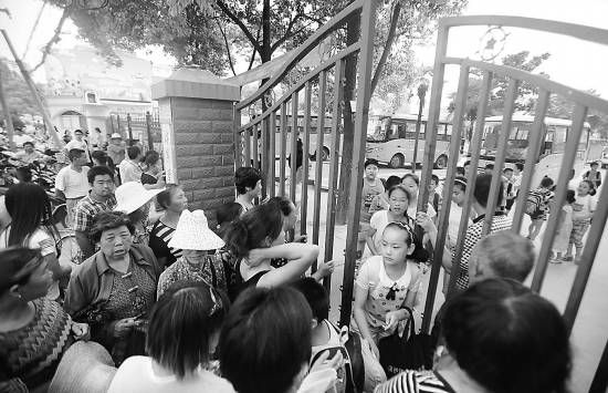     6月10日，下午放学时间，记者在湖北省潜江市浩口镇第三小学看到，校园秩序井然。《武汉晚报》记者 何晓刚摄