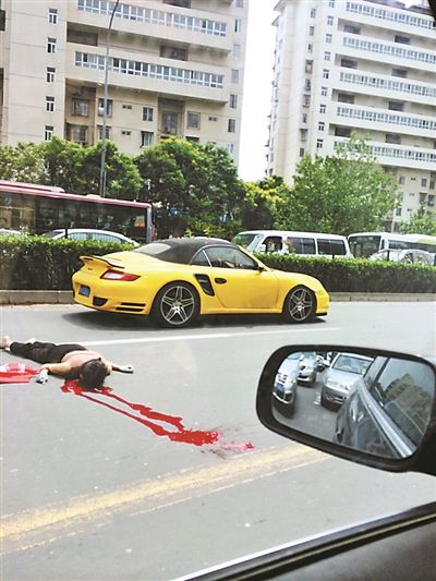 女子横穿马路不幸被撞身亡
