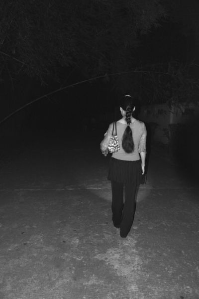 偌大的公园难见路灯市民摸黑散步心慌慌