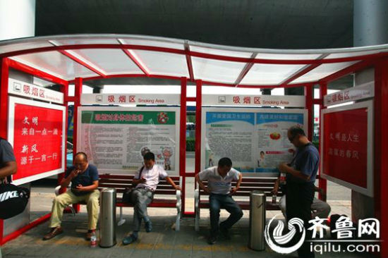 南长途汽车总站建室外吸烟区设遮阳棚座椅垃大阪店情趣用品图片