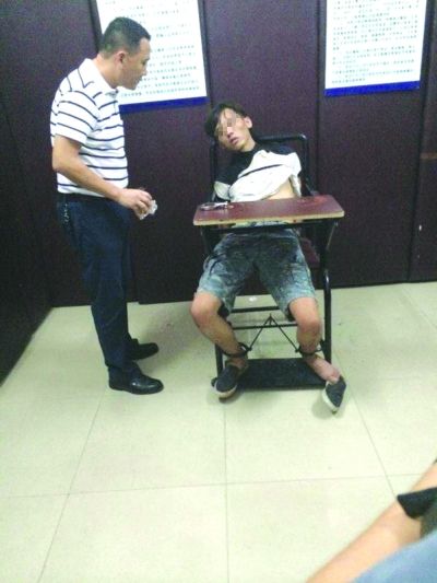 民警举枪大喝"放下刀"吸毒仔吓得跪地求饶
