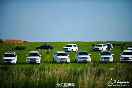 事情发生在6月29日，事发地锡林郭勒盟西乌珠旗举办摄影展，车队共17辆越野车，3辆为公车