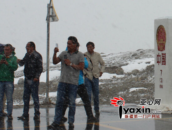 新疆红其拉甫口岸七月飞雪 游客穿短袖拍照晒