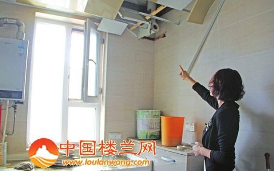 库尔勒：楼顶排水管堵塞雨水冲进厨房