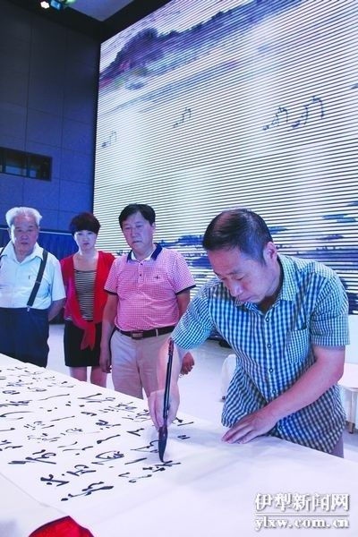 著名书法家王占英来伊犁现场挥毫泼墨
